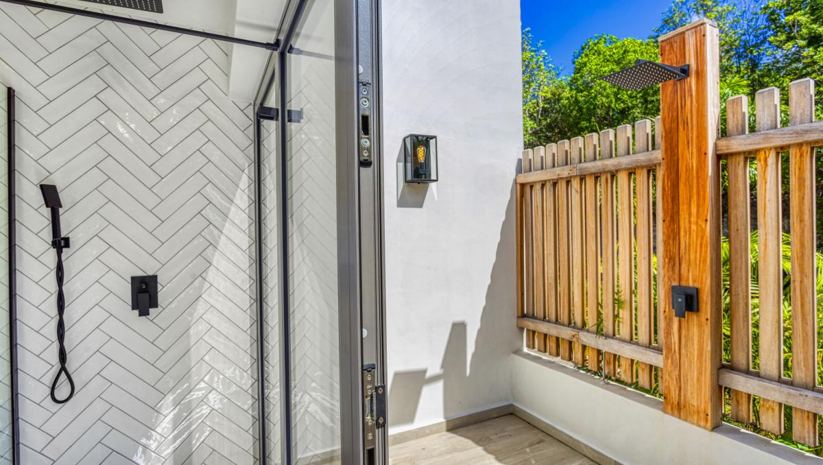 39 Location villa Terres Basses Saint Martin_douche exterieure 5